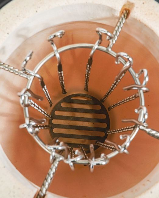 Amphora-Tandoors-Tandoor-Oligarch-gedaemmt-Deckel-offen-Schaschlik-Spieße-innen